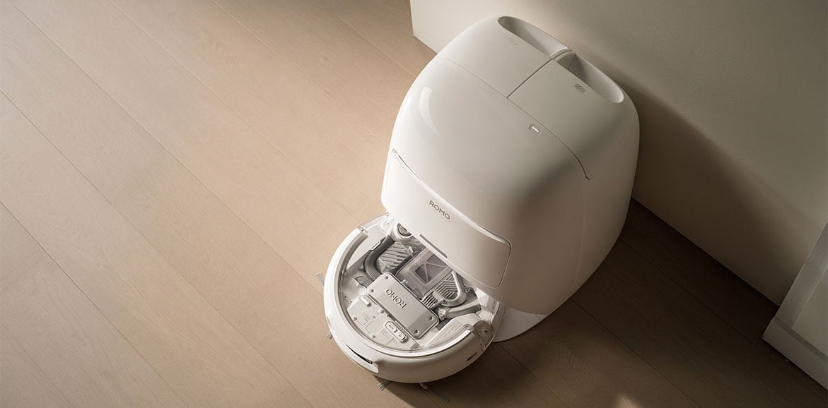 Robot sprzątający ze stacją dokującą DJI ROMO A w pokoju widok z góry